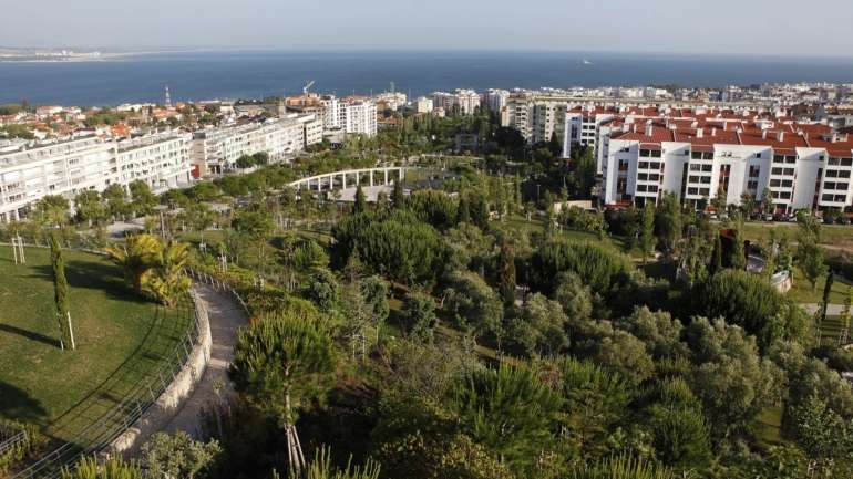 Segundo o INE, com valores acima de 11.000 euros destacavam-se, em 2018, os municípios de Oeiras (13.527 euros), Lisboa (11.499 euros), Cascais (11.488 euros), Alcochete (11.147 euros) e Entroncamento (11.061 euros)