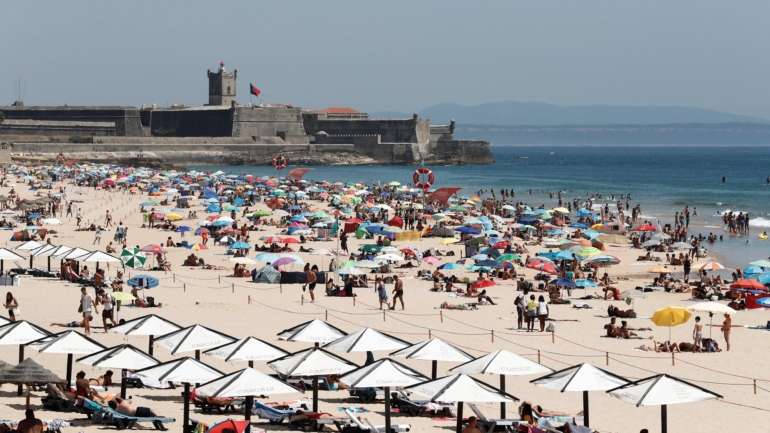 APA garantiu que "em nenhuma praia foi condicionada a sua abertura associado a medida de prevenção à propagação da Covid-19"