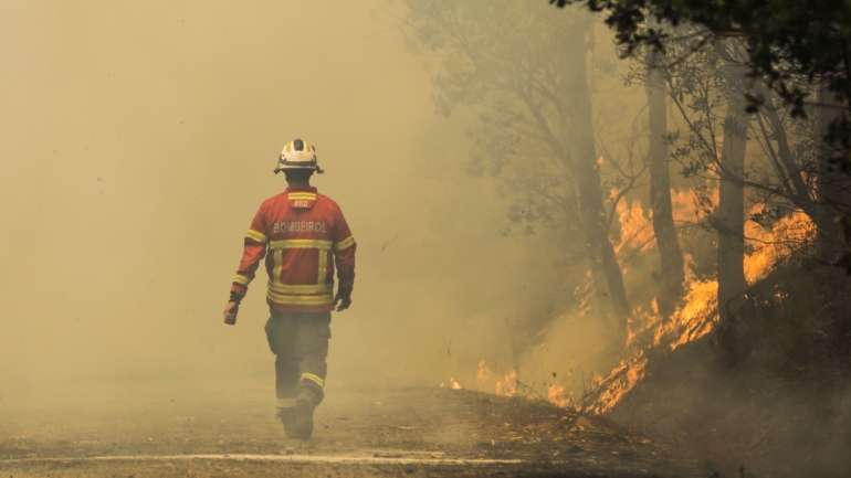O incêndio no qual o bombeiro ficou ferido provocou ferimentos em outras quatro pessoas e foi dado como dominado na madrugada de 14 de julho