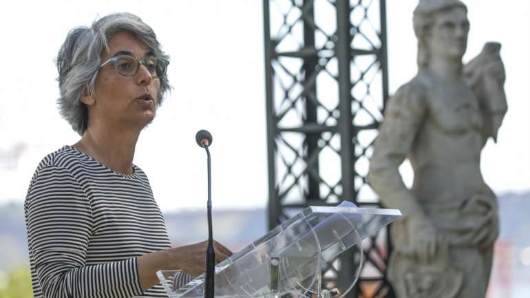 Na segunda-feira, à margem da apresentação de obras de arte contemporânea adquiridas pelo Estado, Graça Fonseca foi confrontada com a informação de que o grupo informal União Audiovisual está a apoiar semanalmente entre 150 a 160 trabalhadores do setor em dificuldades e escusou-se a responder