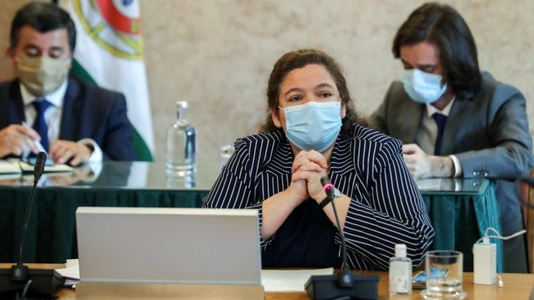O gabinete de Alexandra Leitão destaca a medida do eixo "investir nas pessoas" que prevê "executar planos de atração e retenção de trabalhadores qualificados, promovendo a Administração Pública como empregador de excelência"