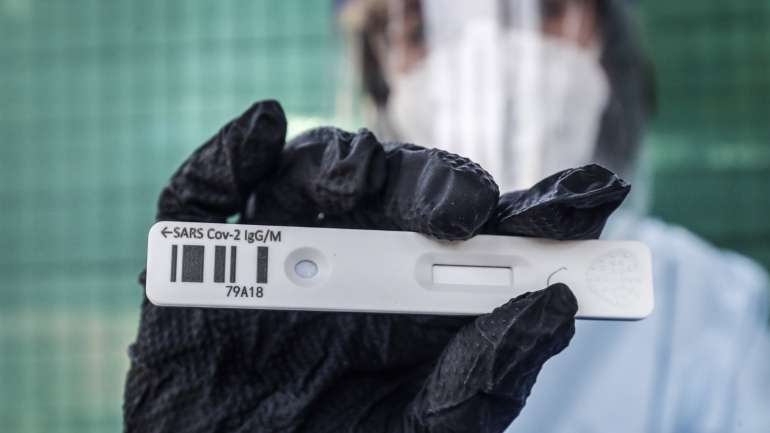 A DGS recorda que a capacidade de testagem do SNS está a ser reforçada de modo a ser possível fazer-se o dobro dos testes que hoje se fazem por dia.