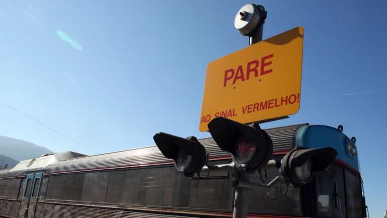 O acidente ocorreu numa passagem de nível