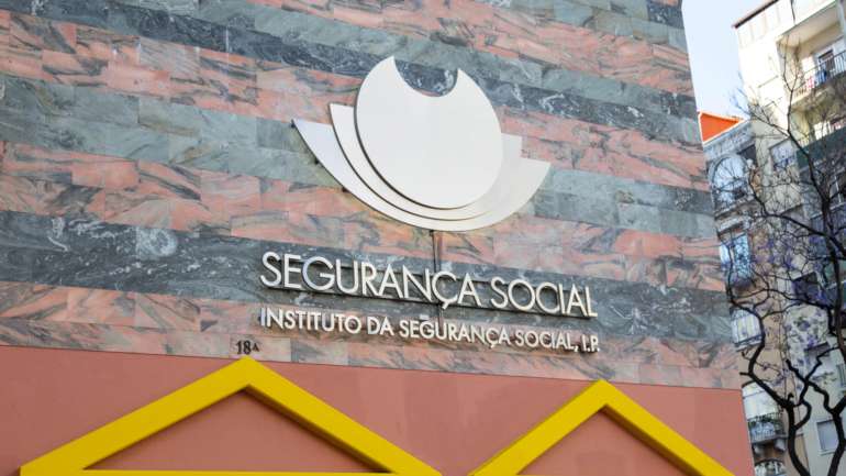 A Segurança Social entende que, por exemplo, não têm direito ao complemento de estabilização os trabalhadores que tenham estado em situação de layoff entre 3 de abril e 2 de maio