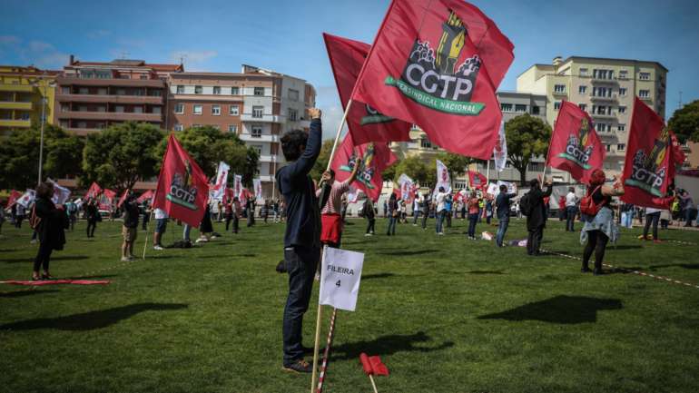 Segundo a central sindical "pouco mais de um terço do número real de desempregados tem acesso à proteção no desemprego, sendo o valor médio das prestações de desemprego de apenas 507 euros, pouco acima do limiar de pobreza"