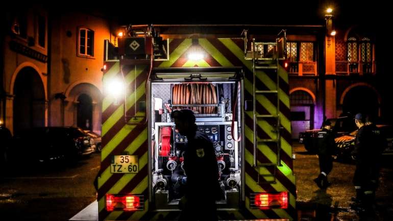 Às 06h14 estavam no local 24 operacionais, com o apoio de seis veículos