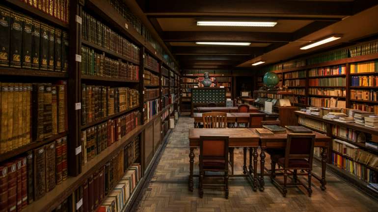 Caberá também às bibliotecas dar formação a alunos, professores e agentes educativos para um acesso eficaz aos recursos físicos e digitais, assim como formar para o uso de ferramentas tecnológicas