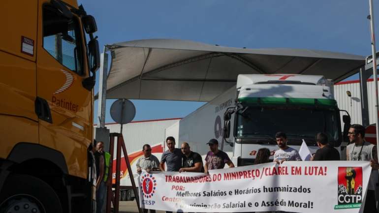 O sindicato acusa a Dia Portugal, que detém a cadeia de supermercados Minipreço, de desrespeitar os trabalhadores &quot;com a sua política de baixos salários e nos horários praticados, nomeadamente, no cumprimento do direito ao horário flexível de trabalhadores que tenham filhos até aos 12 anos&quot;