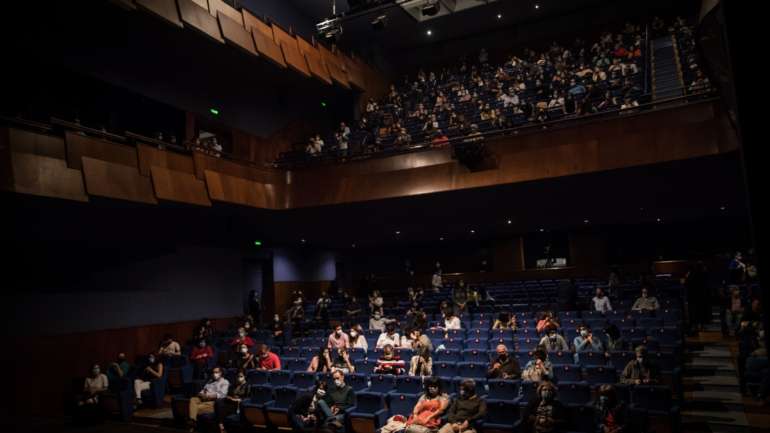 Em 1998, a Câmara decidiu adquirir o Teatro que dois anos depois encerrou as suas portas para dar lugar às obras de vulto para modernização do espaço e equipamentos, vindo a reabrir ao público no dia 23 de outubro de 2003