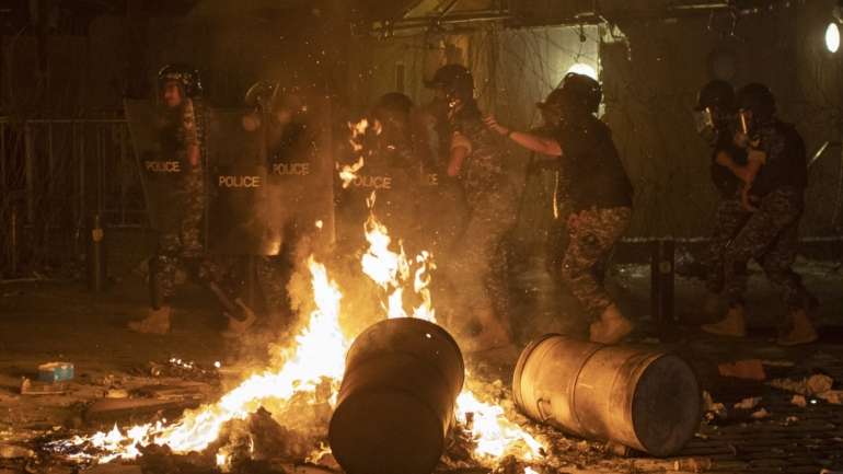 Os manifestantes envolveram-se em confrontos com as autoridades junto ao parlamento libanês.
