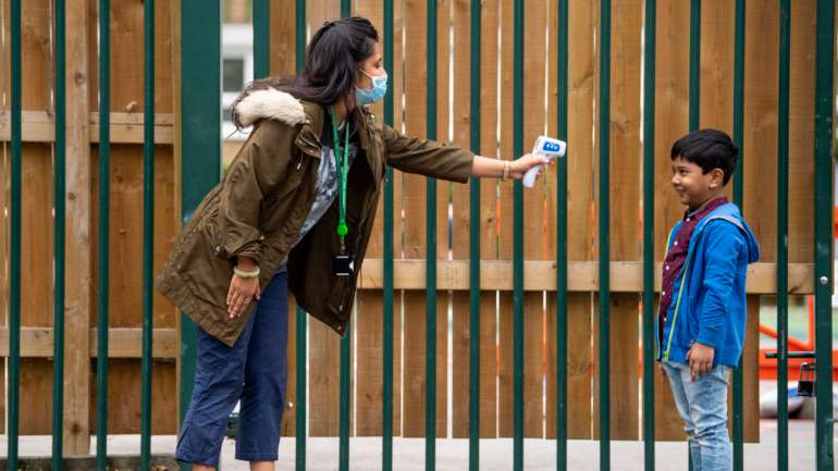 Muitas escolas e infantários medem a temperatura das crianças e funcionários à chegada