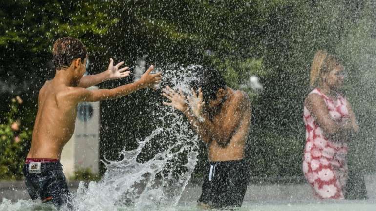 De acordo com o IPMA, os valores da temperatura do ar em julho foram quase sempre superiores ao normal, com a máxima a ultrapassar, em média, os 35ºC nos dias 5 a 7, 16 e 17 e a mínima a chegar perto dos 20ºC no dia 17