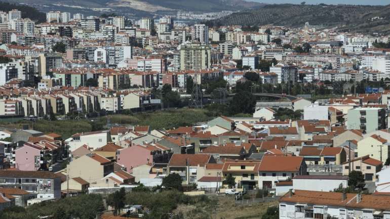 A mulher realiza pedidos de habitação municipal há oito anos