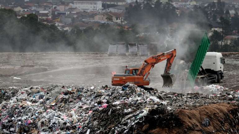 Em causa está a proibição de circulação na Estrada Municipal 606 de camiões até ao aterro de Sobrado