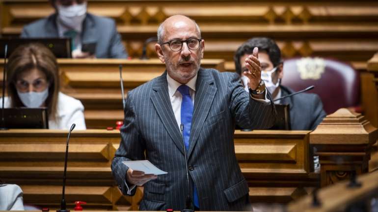 Socialistas e sociais-democratas "deram uma machadada brutal na democracia, no parlamentarismo e no papel do parlamento como o conhecemos", diz Telmo Correia