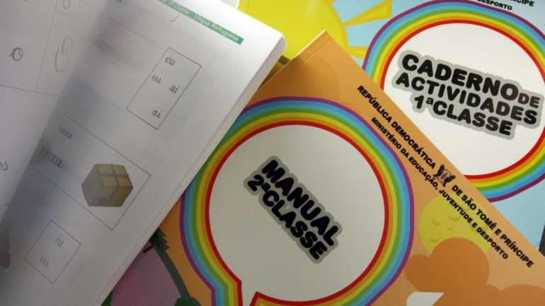 Segundo a Associação dos Estabelecimentos de Ensino Particular e Cooperativo, o atraso na emissão dos vouchers para os manuais escolares pelo Ministério da Educação está relacionado com o processo dos contratos de associação