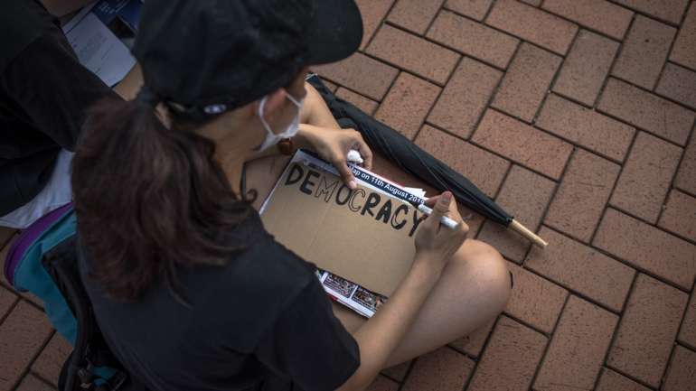 A disciplina cobre seis tópicos, incluindo Hong Kong, China contemporânea e globalização, participação política, o sistema jurídico da cidade e a identidade dos seus residentes
