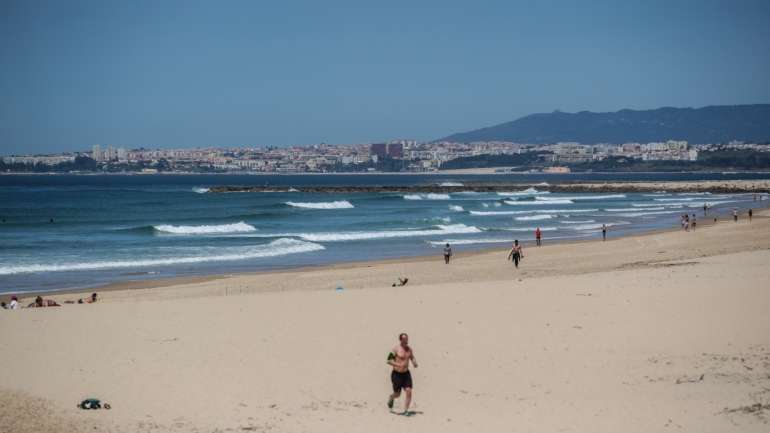 A zona de empréstimo dos sedimentos localiza-se na entrada do estuário do Tejo, mais precisamente no Canal da Barra Sul
