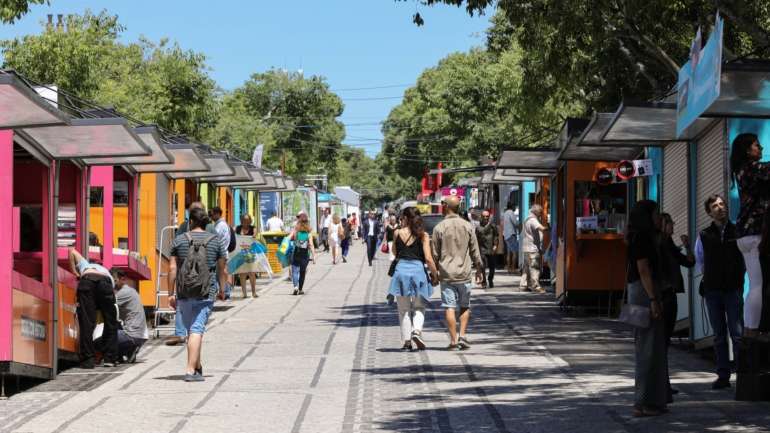 Este ano, o distanciamento social será obrigatório na Feira do Livro de Lisboa, assim como o uso de máscara junto aos pavilhões