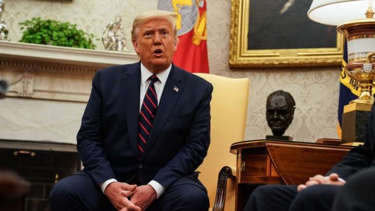 A partir da Sala Oval, na Casa Branca, Trump reagiu à acusação de desvio de fundos de que foi alvo o seu antigo conselheiro