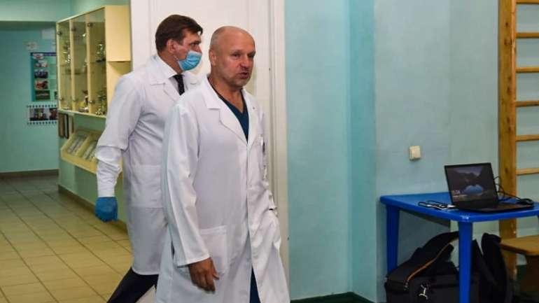 A equipa de Alexei Navalny suspeita que este foi envenenado