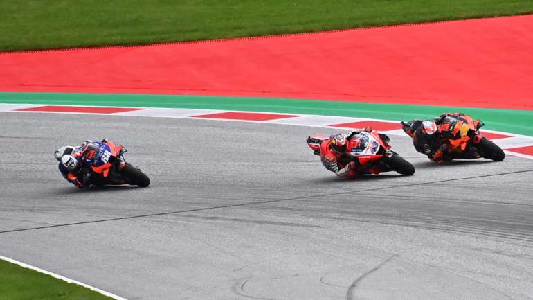 O momento em que Jack Miller e Pol Espargaró abriram em demasia a trajetória na última curva e Miguel Oliveira saltou para a frente da corrida