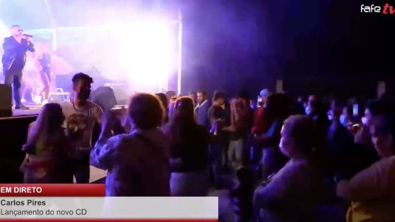 As pessoas que assistiram ao concerto no centro da cidade não cumpriram a distância de segurança