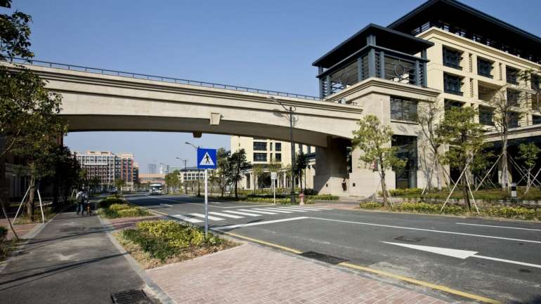 Segundo a universidade, a equipa de investigação está agora a negociar com vários grandes hotéis e 'resorts' em Macau a implantação do sistema para que estes se prepararem para o fluxo de turistas, que se prevê agora que aumente nas próximas semanas com a retomada dos vistos individuais e de grupo de residentes de Guangdong para Macau.
