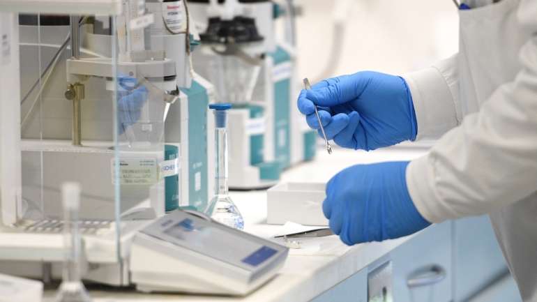Segundo a farmacêutica, o ensaio, em que participam 48 voluntários entre 18 e 55 anos no Reino Unido, é um "marco importante" no desenvolvimento do medicamento, que tem potencial para ser preventivo para as pessoas mais expostas ao coronavírus, bem como a possibilidade de tratar doentes com Covid-19.