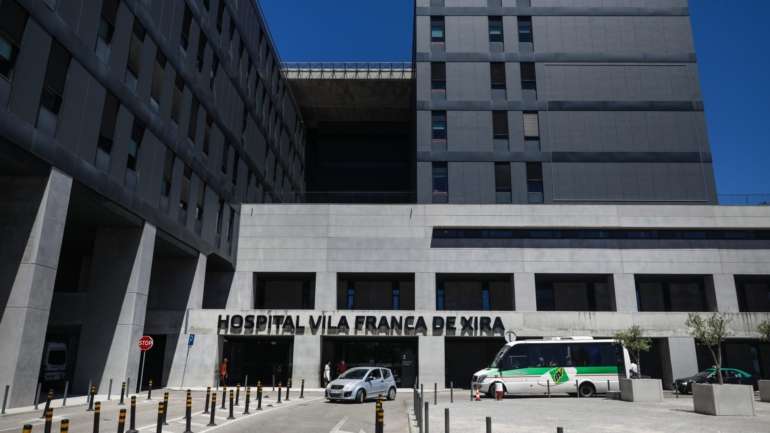 A mesma fonte adianta que se registou, entretanto, um óbito, um "doente de 90 anos que sofria de múltiplas patologias graves associadas" e que se encontram três doentes internados que "inspiram mais cuidados devido à idade avançada".