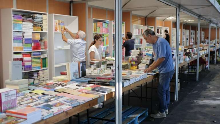 O público vai poder manusear os livros, mas para isso terá de desinfetar as mãos antes e depois ou, querendo, usar luvas disponibilizadas pela organização