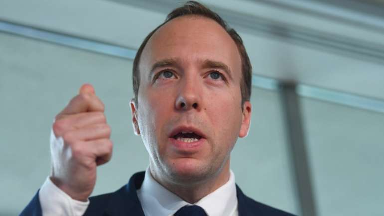 O ministro da Saúde Matt Hancock vai atribuir apoio entre 150 e 200 euros a famílias com rendimentos mais baixos.