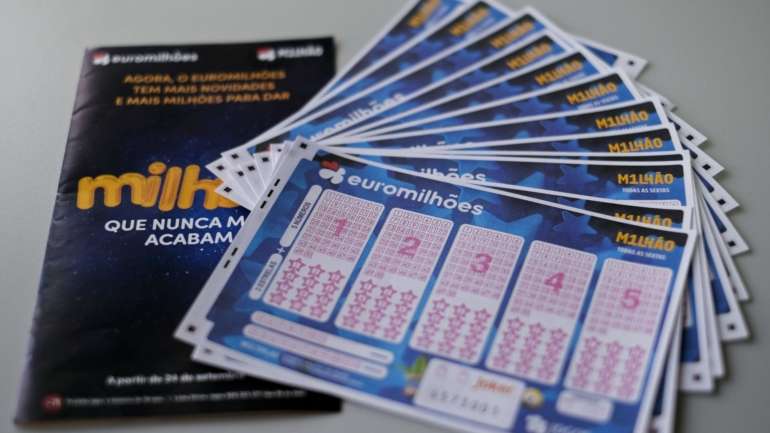 A chave vencedora do concurso 069/2020 do Euromilhões, sorteada esta sexta-feira, é composta pelos números 07 -- 12 -- 16 -- 17 -- 31 e pelas estrelas 07 e 09.