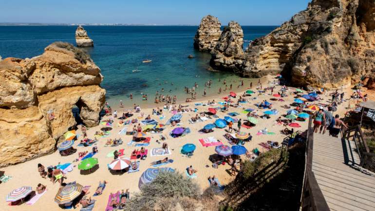 A 10 de agosto de 2020, a Praia do Camilo, em Lagos, no Algarve, esta assim