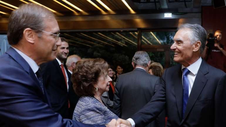 O antigo-Presidente da República, Aníbal Cavaco Silva, cumprimenta o antigo primeiro-ministro, Pedro Passos Coelho, momentos antes da apresentação do seu livro "Quinta-feira e Outros dias - Da Coligação à 'Geringonça", realizada em Lisboa, 24 de outubro de 2018