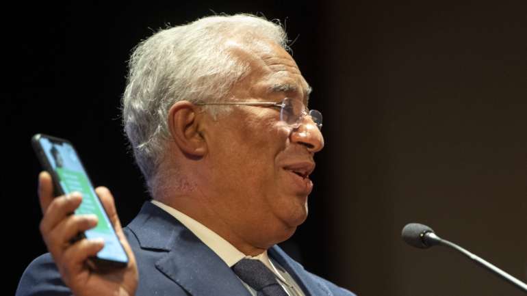 António Costa mostrou o visor do seu telemóvel ao afirmar que já descarregou a app portuguesa de rastreio à Covid-19
