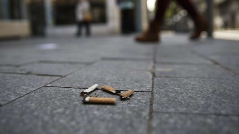 Lei proíbe o descarte de "pontas de cigarros e de outros produtos de tabaco para o chão"
