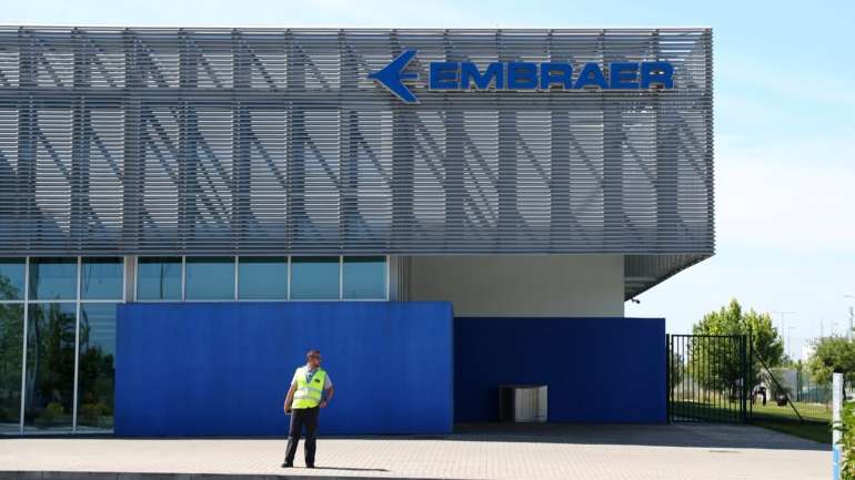 Os seus três programas de incentivo à demissão voluntária, o último concluído na quarta-feira passada, tiveram a adesão de cerca de 1.600 funcionários. As demissões foram decididas porque a Embraer não atingiu a meta que havia sido traçada de redução de pessoal com os programas de demissões voluntárias.