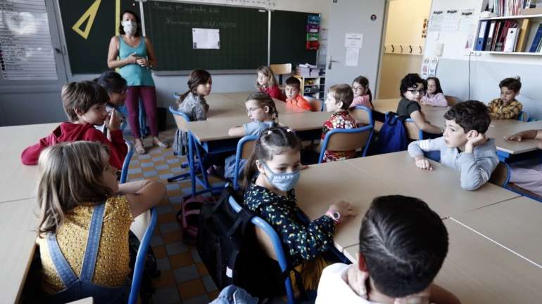 O protocolo sanitário, em França, estabelece que mais de três casos de contaminação levam ao encerramento do estabelecimento de ensino, mas as autoridades sublinham que "cada caso é um caso particular"