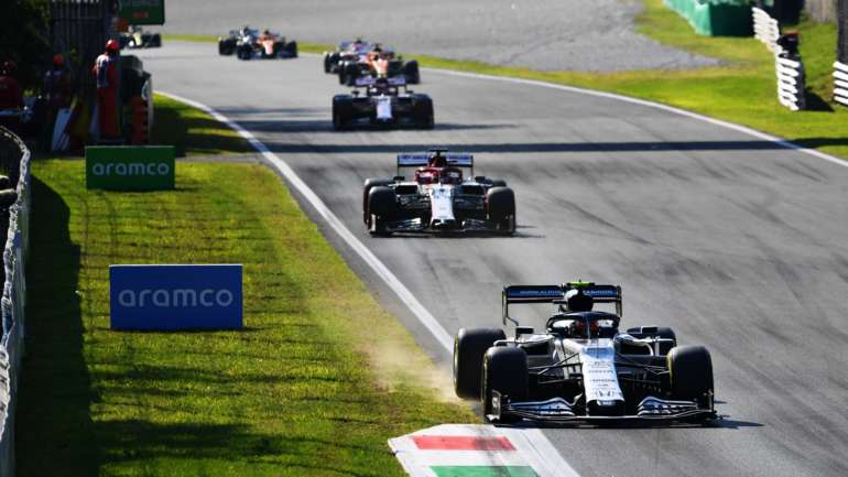 O jovem piloto ficou com a liderança depois de Lewis Hamilton cumprir uma penalização de 10 segundos