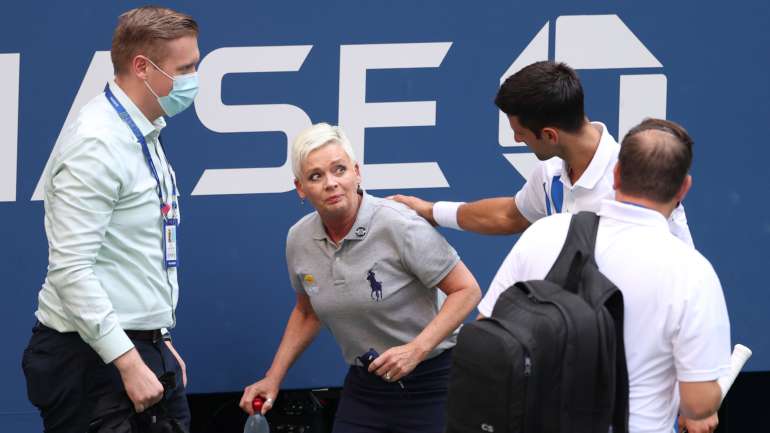 Novak Djokovic foi de pronto ter com a juiz de linha após ter acertado com a bola na garganta, pediu várias vezes desculpa mas foi mesmo desqualificado
