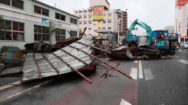 O tráfego ainda estava paralisado em alguns lugares, os comboios de alta velocidade foram suspensos e a maioria dos voos domésticos de e para os aeroportos do sudoeste japonês foram cancelados