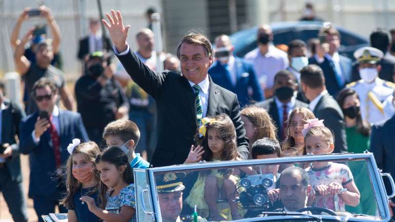 Os festejos no Palácio da Alvorada, que inicialmente estavam destinados apenas a convidados, atraíram centenas de apoiantes do presidente