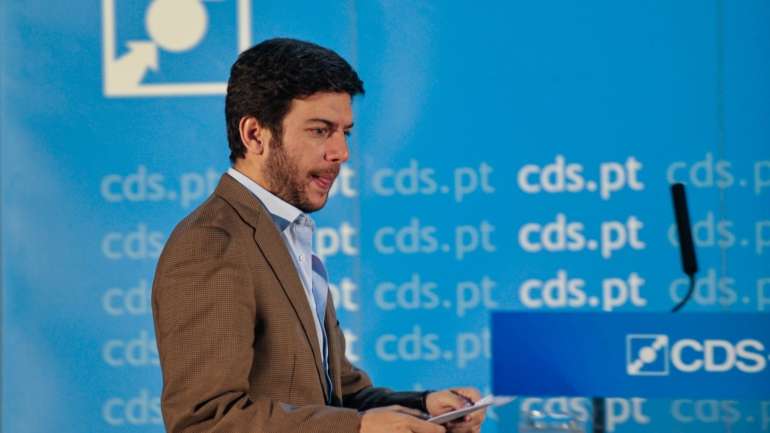O líder do CDS-PP afirmou que o Estado deve "assumir uma posição de neutralidade" em matéria de educação e considerou que "não tem o direito de doutrinar crianças e jovens com base numa ideologia oficial que ele próprio concebeu"