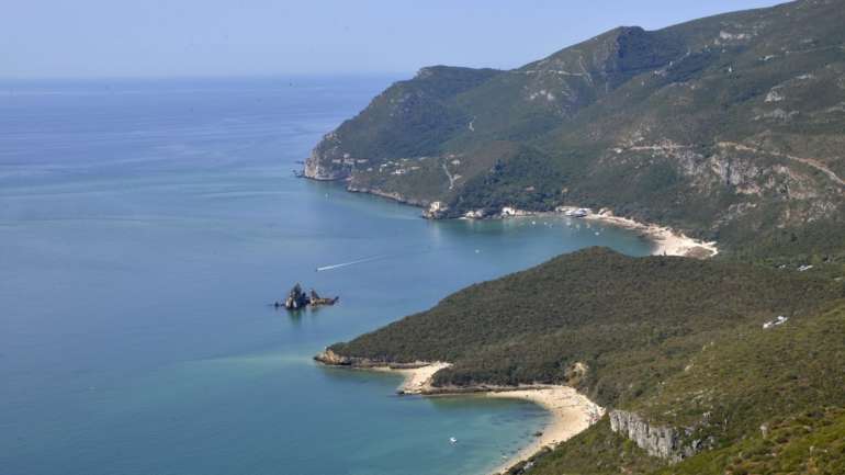 Vista da serra da Arrábida com a praia de galapinhos, praia dos Coelhoos e a praia do Portinho da Arrábida, Setúbal, 24 de agosto de 2017. RUI MINDERICO/LUSA