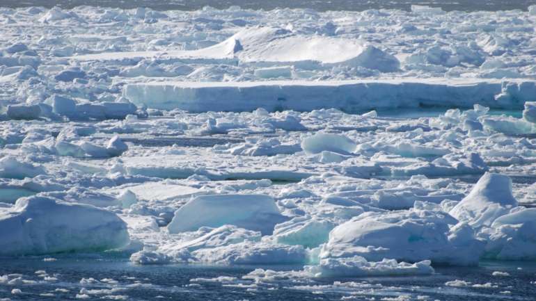 As plataformas de gelo marinho desempenham um papel importante na contenção das calotes polares e dos glaciares da Antártida