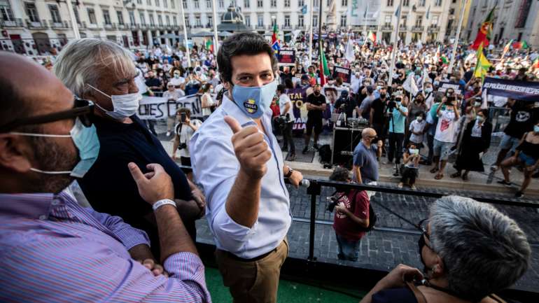 "Eu candidato-me contra o sistema que destrói a vida aos portugueses", concluiu André Ventura.