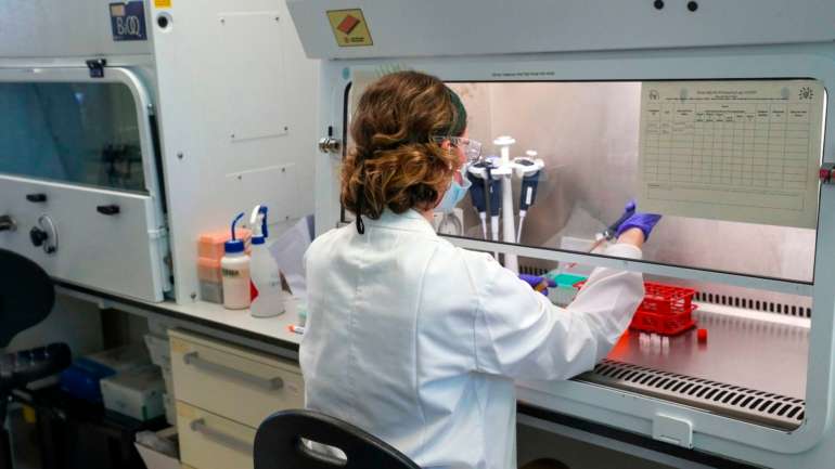 A vacina em causa foi desenvolvida pela Universidade de Oxford em parceria com a AstraZeneca
