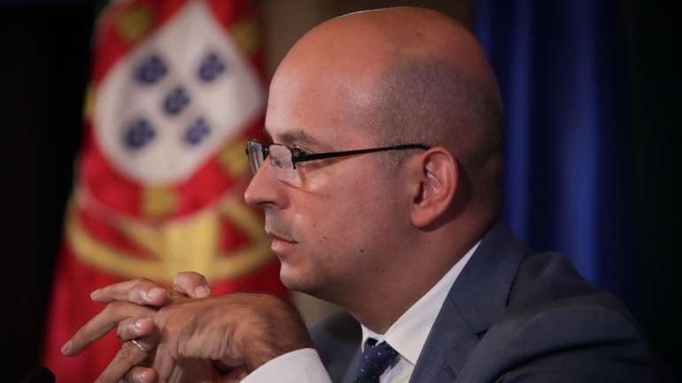 O ministro das Finanças entende que a economia portuguesa "já bateu no fundo"