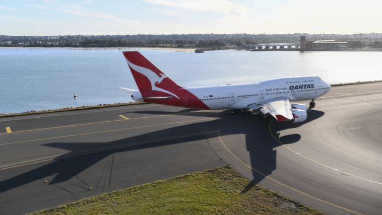 Serão precisos oito mil aviões como este modelo — um Boeing 747-400 da transportadora Quantas — para fazer circular por todo o mundo uma vacina para a Covid-19